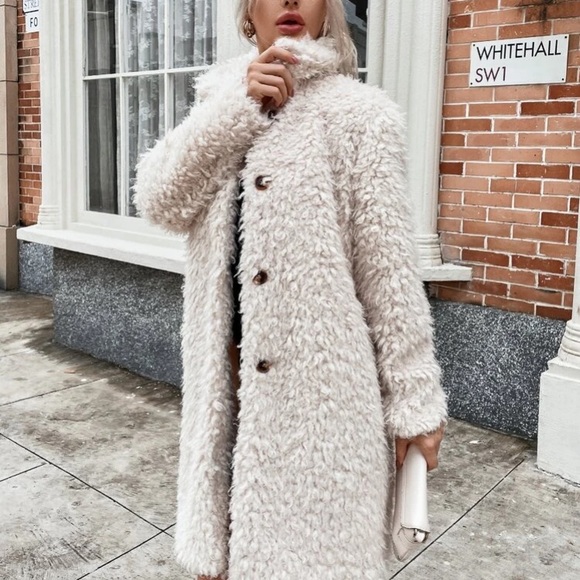 Luxurious cozy comfy vegan fur button cream coat - Picture 6 of 6